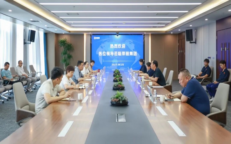 津南區(qū)副區(qū)長薛彤一行到訪榮程集團就企業(yè)生產(chǎn)運行、科技攻關(guān)等調(diào)研服務