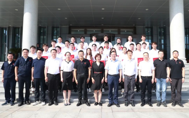 全國(guó)首次智能制造專業(yè)技術(shù)等級(jí)證書(shū)和職稱認(rèn)定證書(shū)頒發(fā)儀式在榮程集團(tuán)舉行