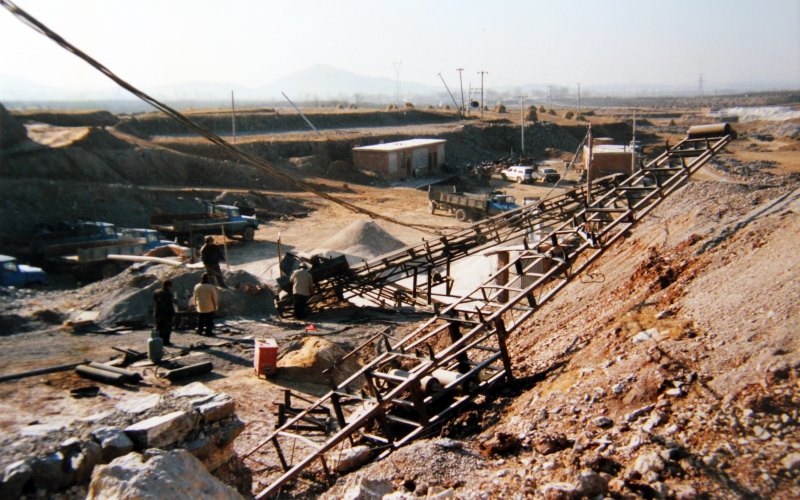 1994年，設(shè)立順達冶金原料廠走上實業(yè)報國之路