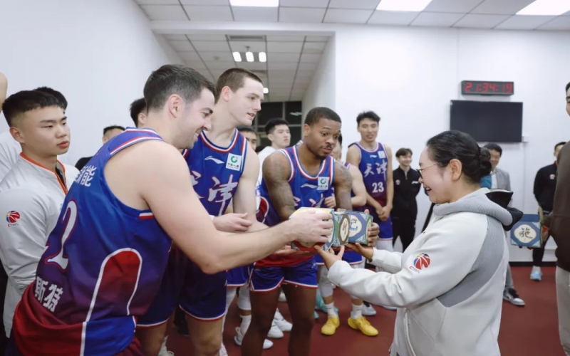 天津先行者兩連勝！張榮華主席給球員送上一份“特殊”禮物