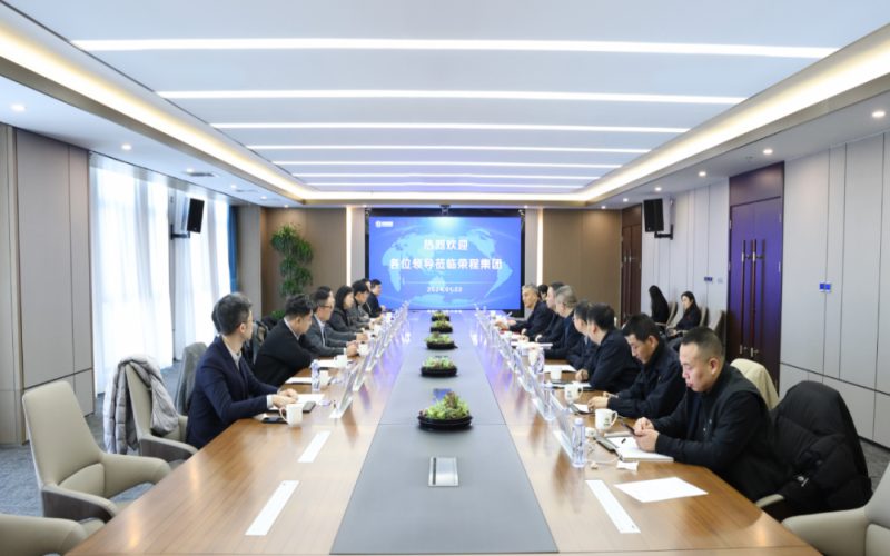 信德集團(tuán)業(yè)務(wù)發(fā)展部總監(jiān)袁偉強(qiáng)、榮華控股企業(yè)集團(tuán)執(zhí)行總裁郝曉嬋一行到榮程集團(tuán)參觀座談