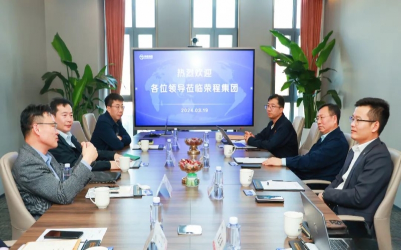 南港發(fā)展集團有限公司副總經(jīng)理賀志雄一行到榮程集團座談交流