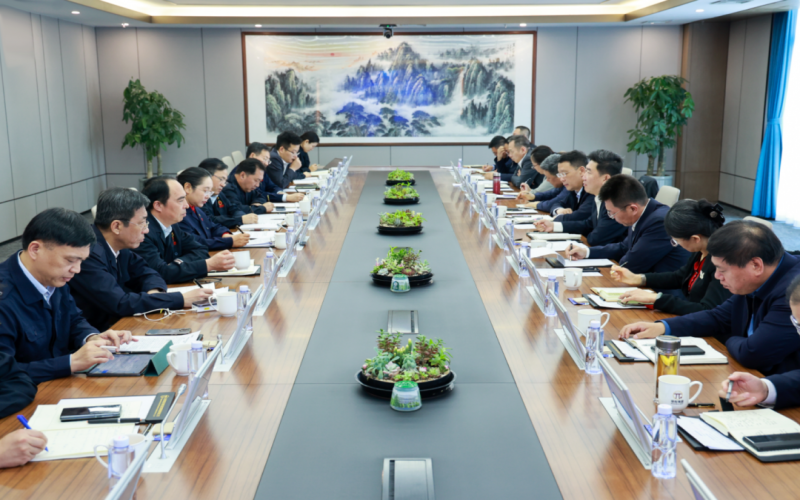 津南區(qū)委副書記、區(qū)長楊灝一行到榮程集團調(diào)研慰問