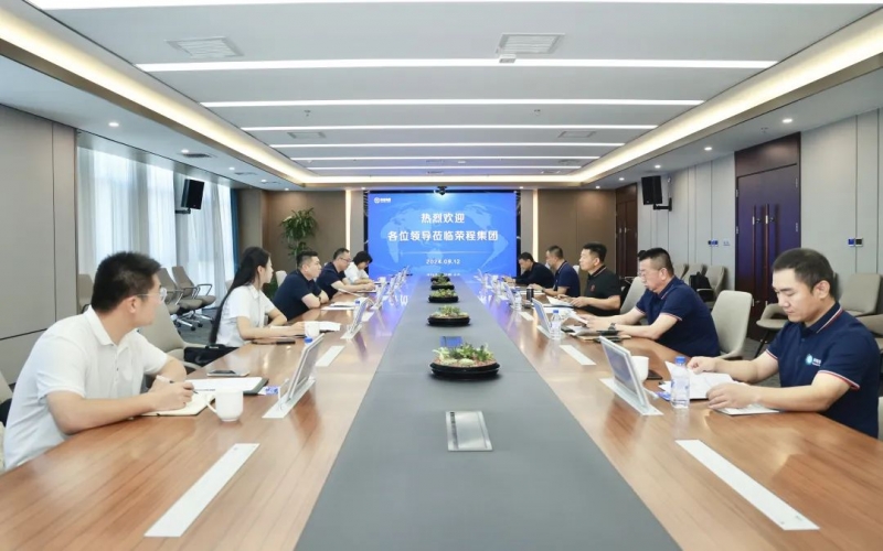 霍爾果斯經(jīng)濟(jì)開發(fā)區(qū)黨工委委員、伊寧園區(qū)黨工委副書記、管委會(huì)主任潘熹一行到榮程集團(tuán)座談交流