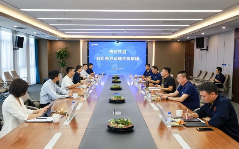 一汽解放新能源事業(yè)部黨委書(shū)記、總經(jīng)理裴國(guó)權(quán)一行到榮程集團(tuán)座談交流