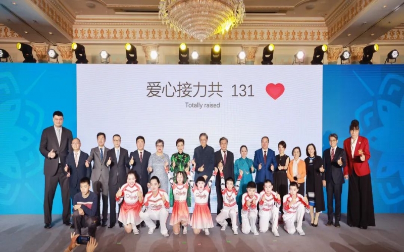 群星熠熠 為愛接力 融合慈善晚宴在津舉行  榮程集團(tuán)董事會(huì)主席張榮華、總裁張君婷出席