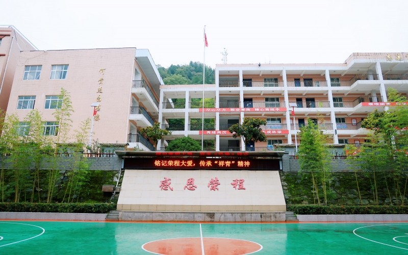 十七年深情伴成長，十五載回訪續(xù)華章 —— 榮程集團(tuán)董事會主席張榮華一行回訪略陽榮程中學(xué)